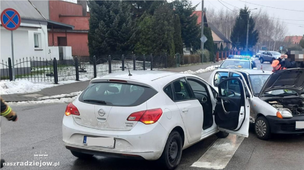 Zderzenie aut na skrzyżowaniu Parkowej z Żytnią
