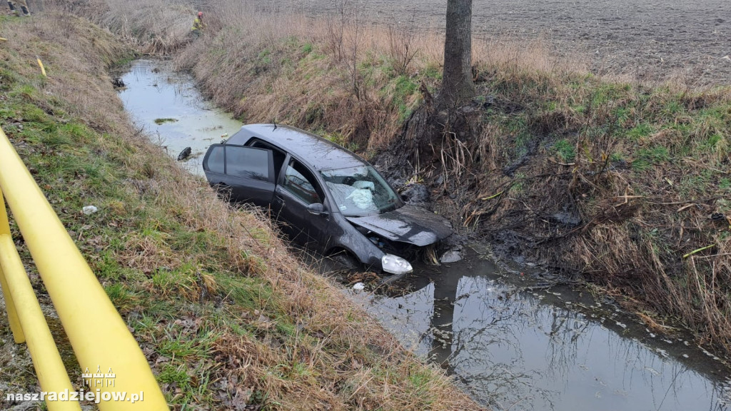 Dobre. Samochód osobowy wpadł do rowu na Radziejowskiej