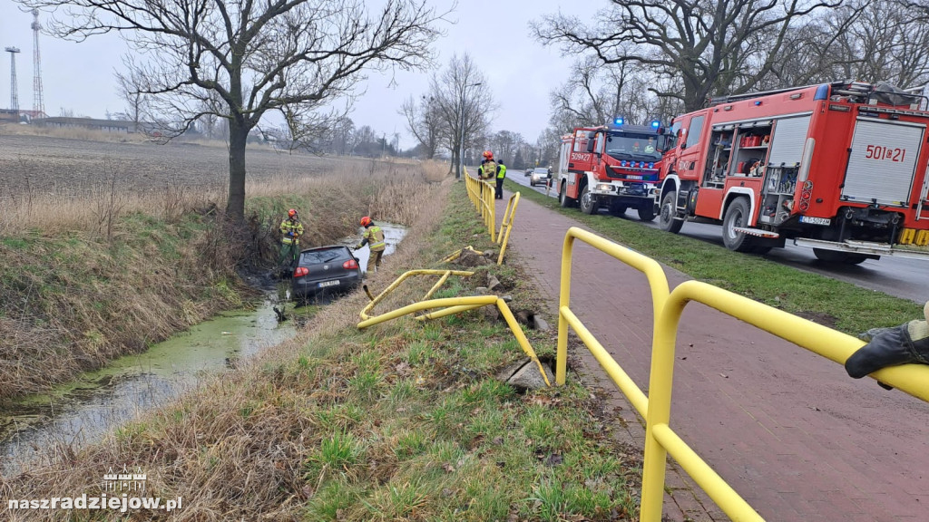 Dobre. Samochód osobowy wpadł do rowu na Radziejowskiej
