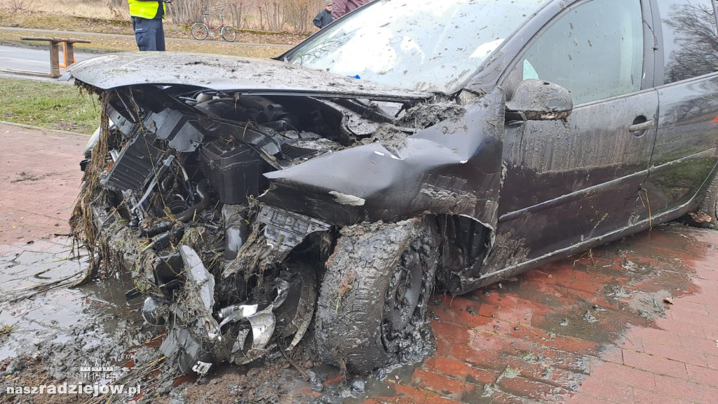 Dobre. Samochód osobowy wpadł do rowu na Radziejowskiej