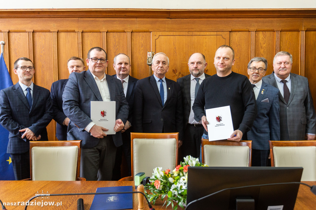 Podpisali umowy na roboty drogowe w regionie