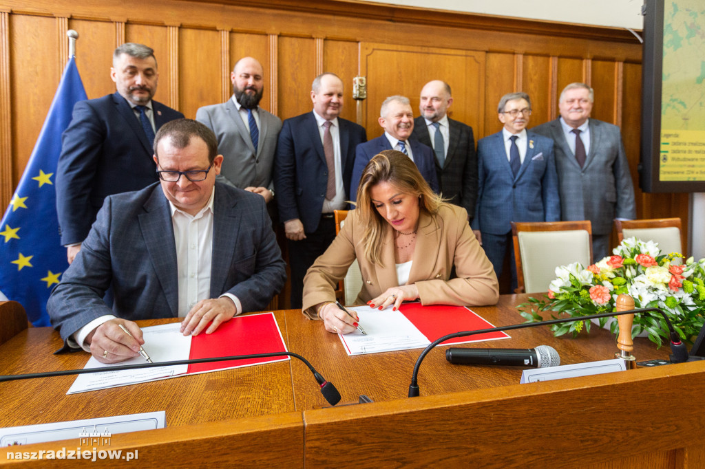 Podpisali umowy na roboty drogowe w regionie