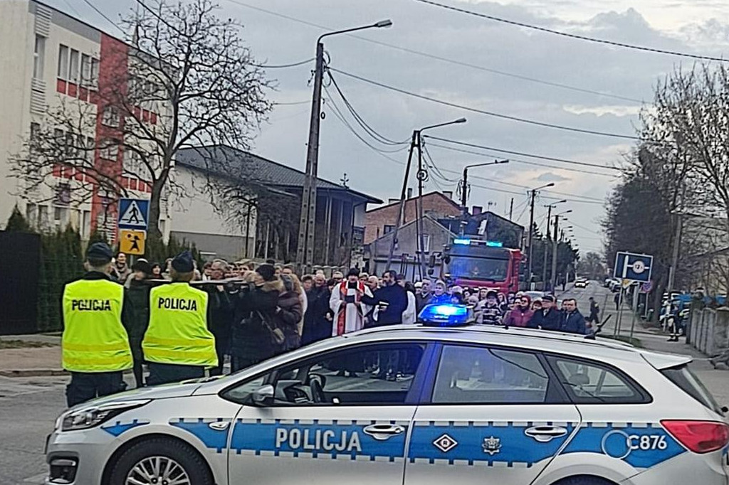 Misterium Męki Pańskiej i Droga Krzyżowa w Radziejowie ze wsparciem służb