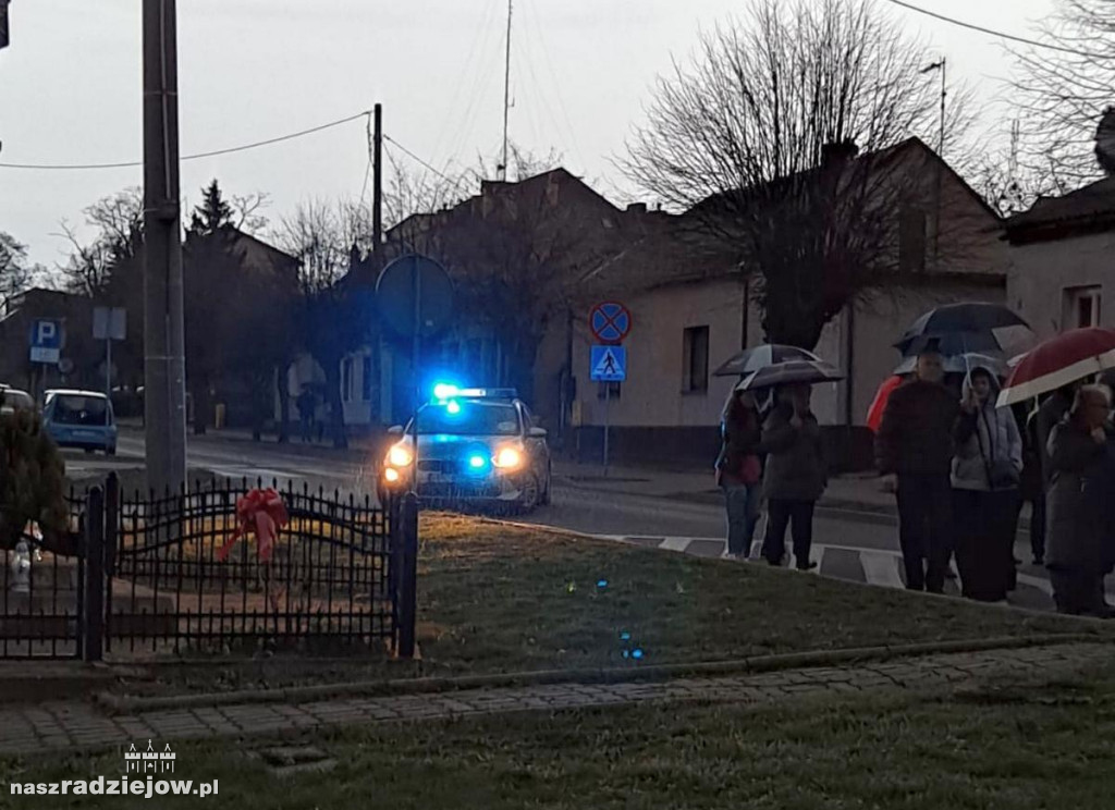 Misterium Męki Pańskiej i Droga Krzyżowa w Radziejowie ze wsparciem służb