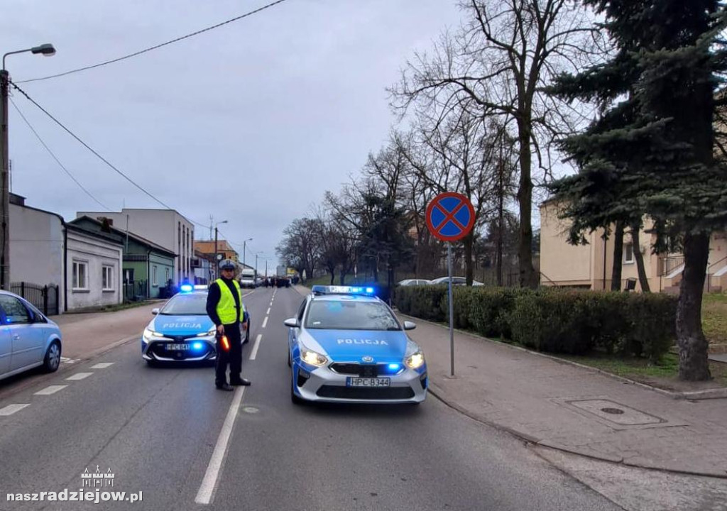Misterium Męki Pańskiej i Droga Krzyżowa w Radziejowie ze wsparciem służb