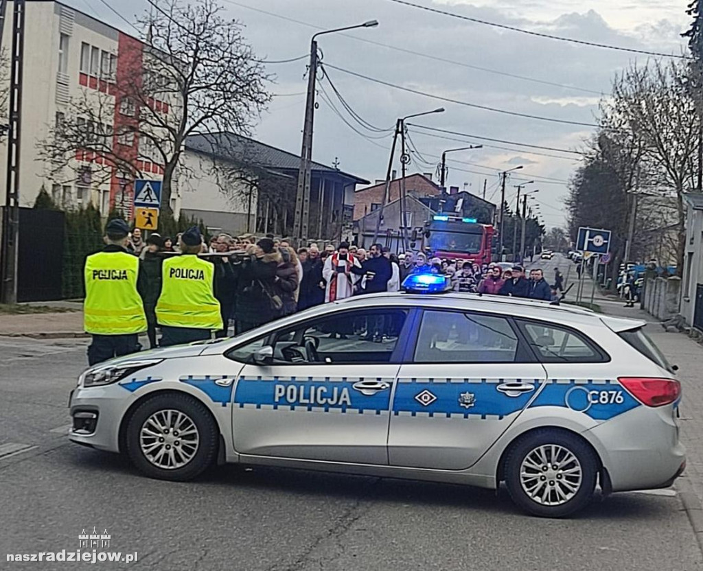 Misterium Męki Pańskiej i Droga Krzyżowa w Radziejowie ze wsparciem służb