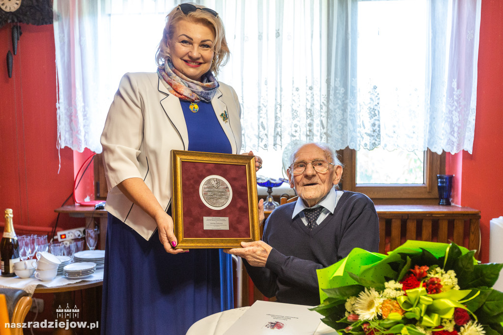 Antoni Pankiewicz z nagrodą  Unitas Durat Palatinatus Cuiaviano-Pomeraniensis