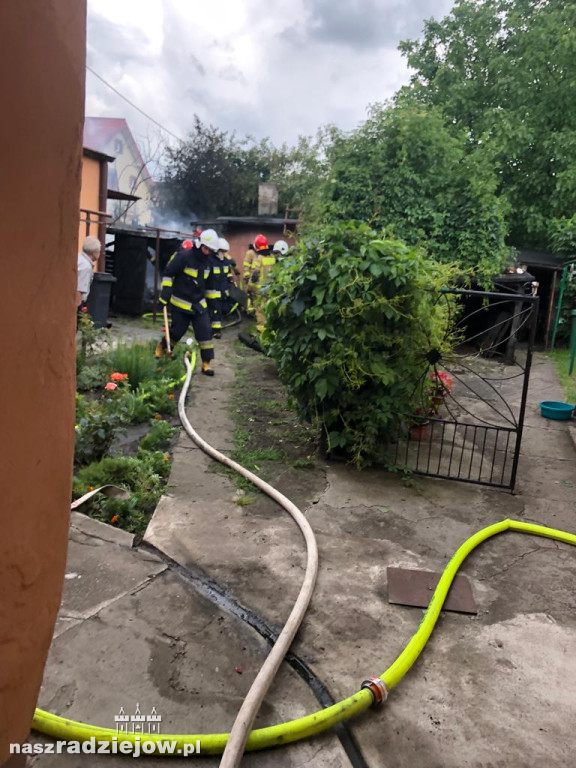 Osięciny. Strażacy gasili pożar budynków gospodarczych