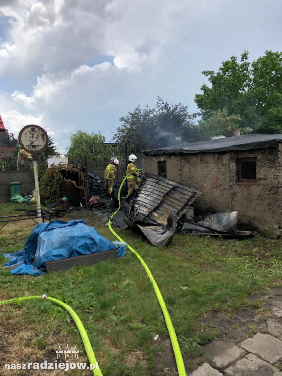 Osięciny. Strażacy gasili pożar budynków gospodarczych