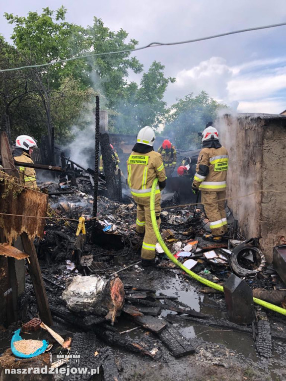 Osięciny. Strażacy gasili pożar budynków gospodarczych
