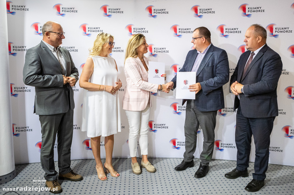 Podpisali modernizację odcinka drogi między Radziejowem i Świątnikami [ZDJĘCIA]