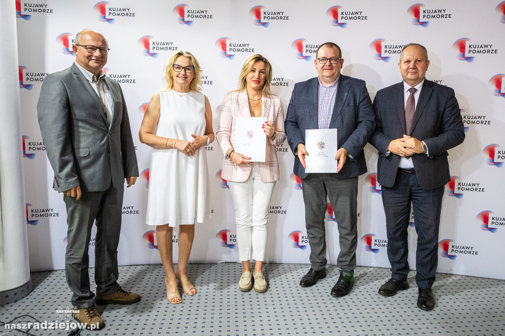 Podpisali modernizację odcinka drogi między Radziejowem i Świątnikami [ZDJĘCIA]