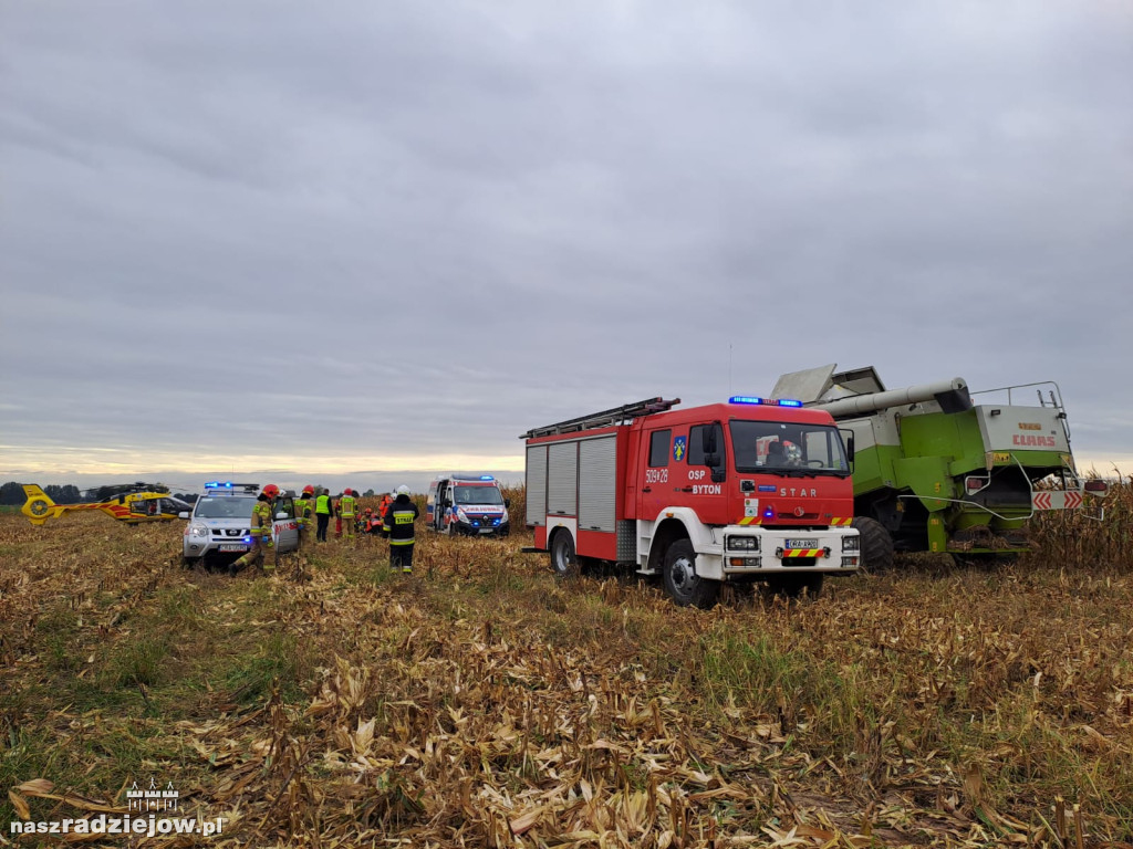  Wypadek w polu. Poszkodowany mężczyzna podczas zbioru kukurydzy