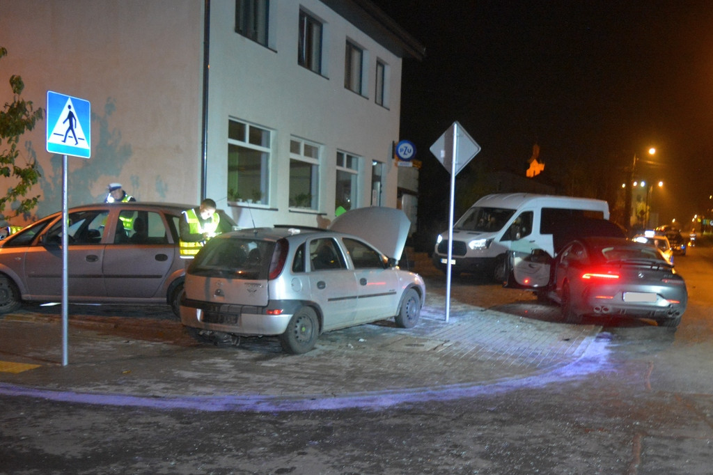 Corsa „wylądowała” na zaparkowanym oplu meriva. Wcześniej uderzyła w mercedesa