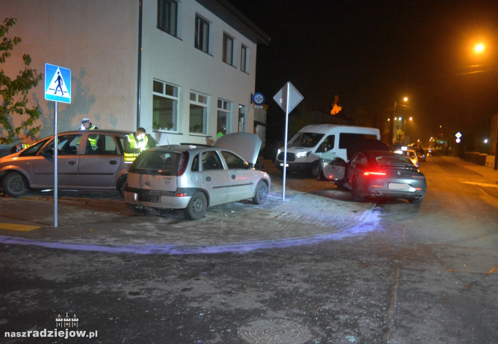 Corsa „wylądowała” na zaparkowanym oplu meriva. Wcześniej uderzyła w mercedesa