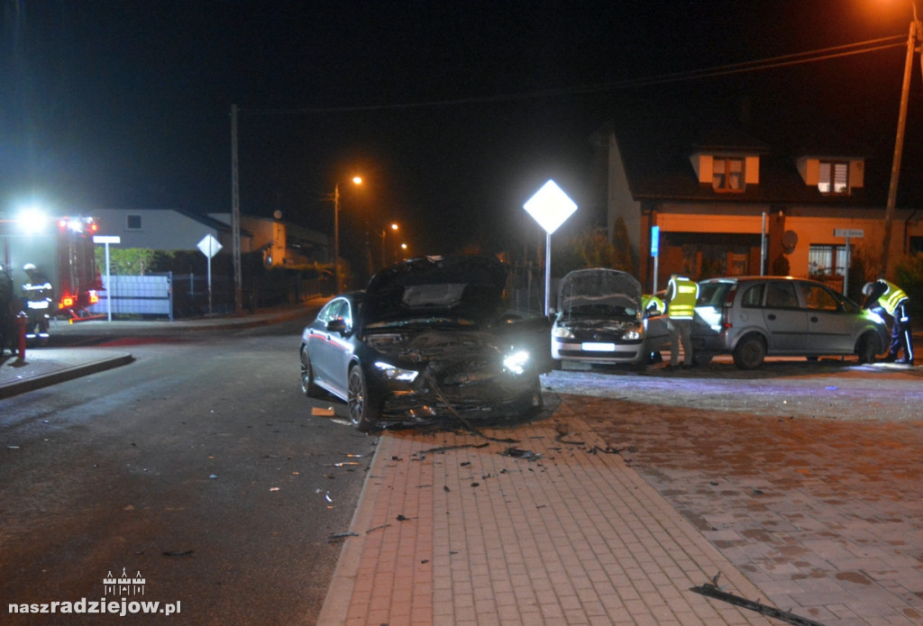 Corsa „wylądowała” na zaparkowanym oplu meriva. Wcześniej uderzyła w mercedesa