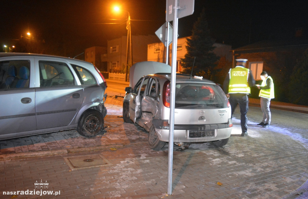 Corsa „wylądowała” na zaparkowanym oplu meriva. Wcześniej uderzyła w mercedesa