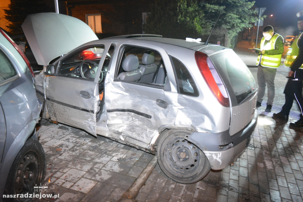 Corsa „wylądowała” na zaparkowanym oplu meriva. Wcześniej uderzyła w mercedesa