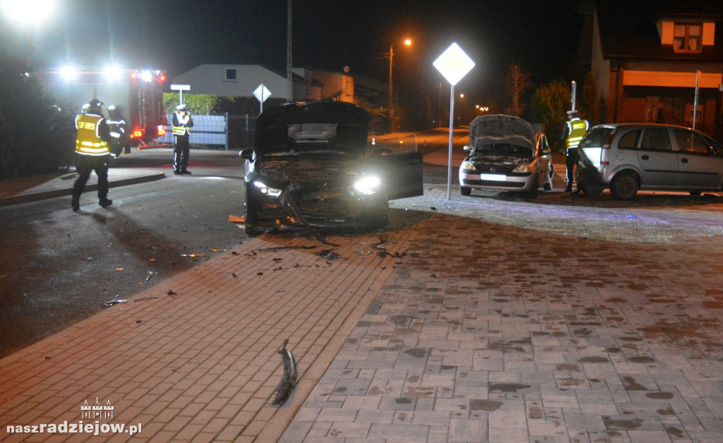 Corsa „wylądowała” na zaparkowanym oplu meriva. Wcześniej uderzyła w mercedesa