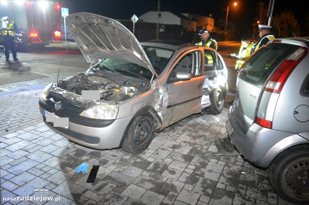 Corsa „wylądowała” na zaparkowanym oplu meriva. Wcześniej uderzyła w mercedesa