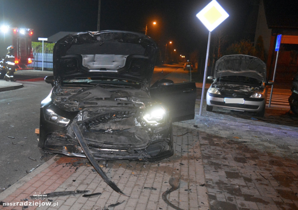 Corsa „wylądowała” na zaparkowanym oplu meriva. Wcześniej uderzyła w mercedesa
