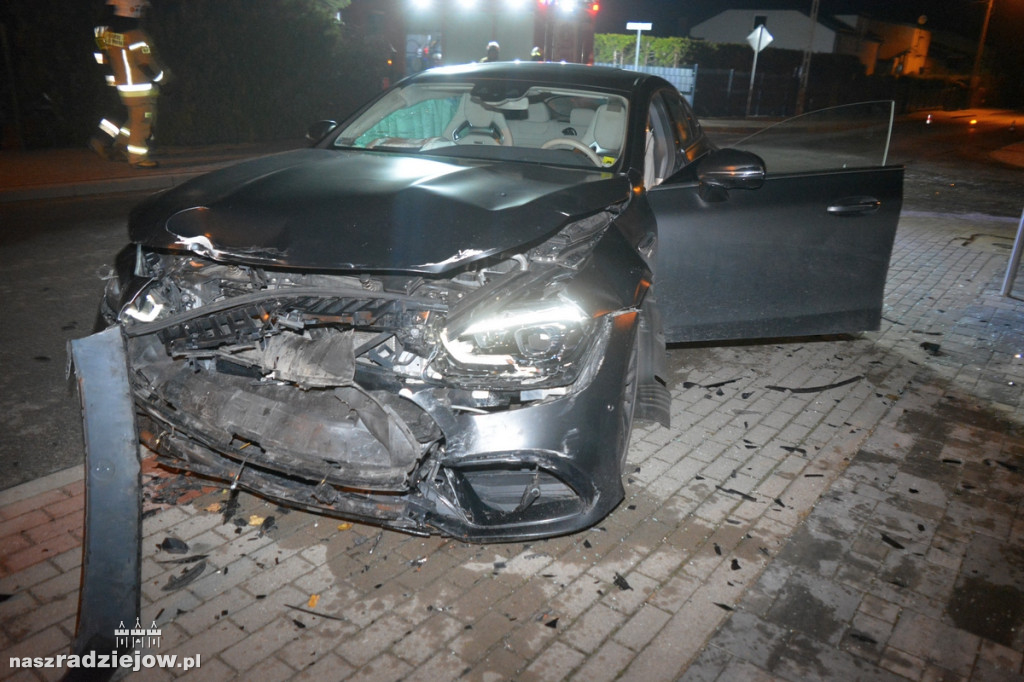 Corsa „wylądowała” na zaparkowanym oplu meriva. Wcześniej uderzyła w mercedesa
