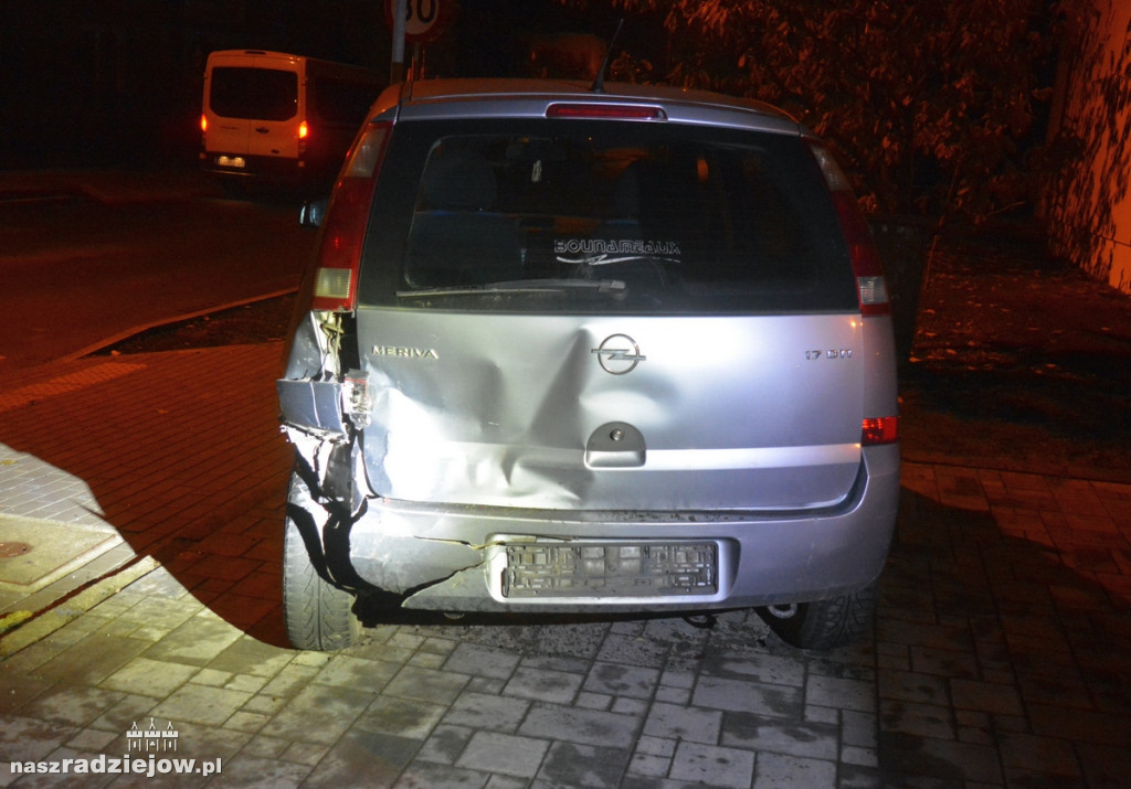 Corsa „wylądowała” na zaparkowanym oplu meriva. Wcześniej uderzyła w mercedesa