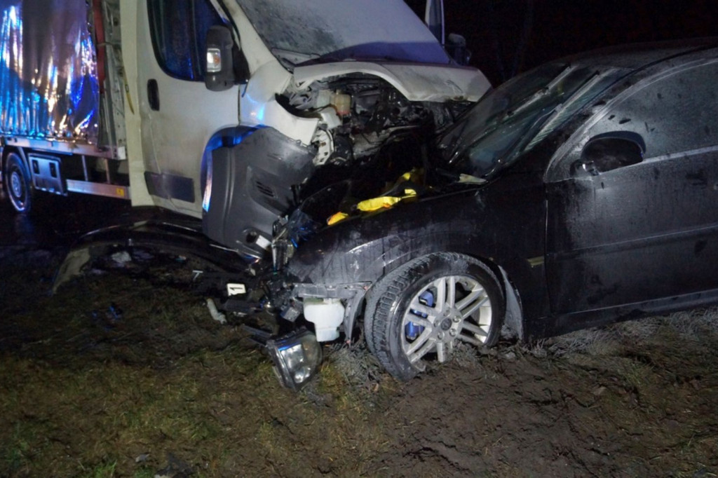 Jedna osoba ucierpiała w wyniku zderzenia auta osobowego z busem