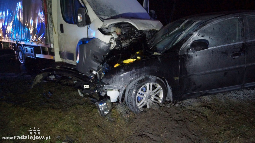 Jedna osoba ucierpiała w wyniku zderzenia auta osobowego z busem