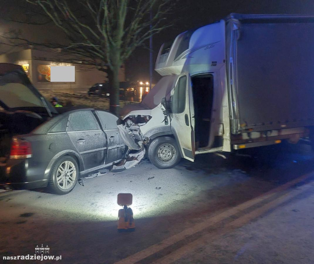Jedna osoba ucierpiała w wyniku zderzenia auta osobowego z busem