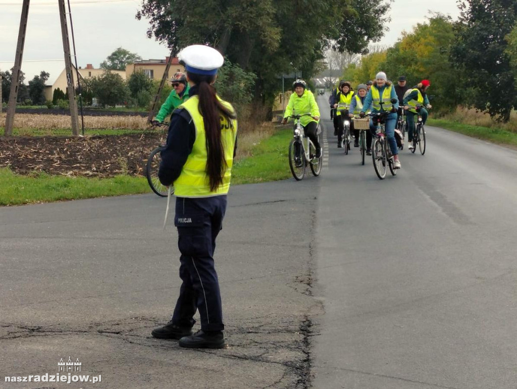 Gminny Rajd Rowerowy w Osięcinach. Policjanci zadbali o jego uczestników [FOTO]