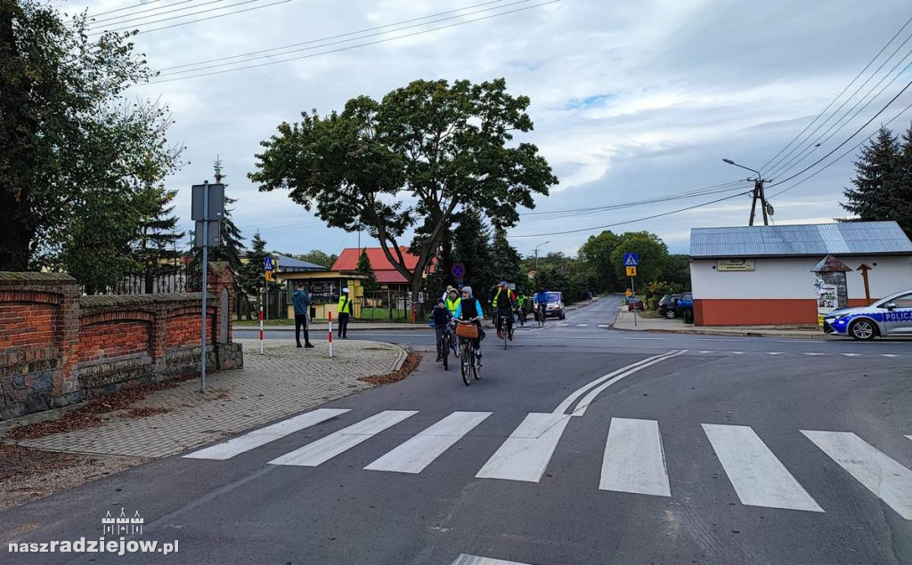 Gminny Rajd Rowerowy w Osięcinach. Policjanci zadbali o jego uczestników [FOTO]