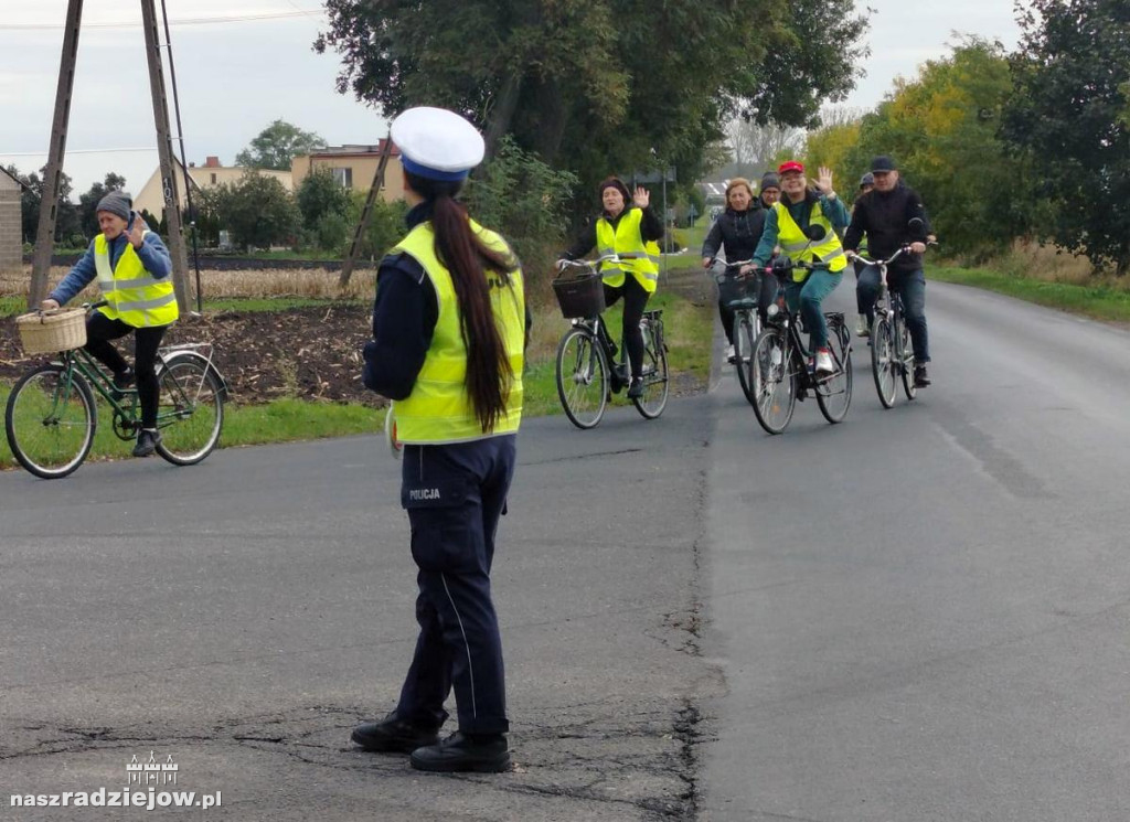 Gminny Rajd Rowerowy w Osięcinach. Policjanci zadbali o jego uczestników [FOTO]