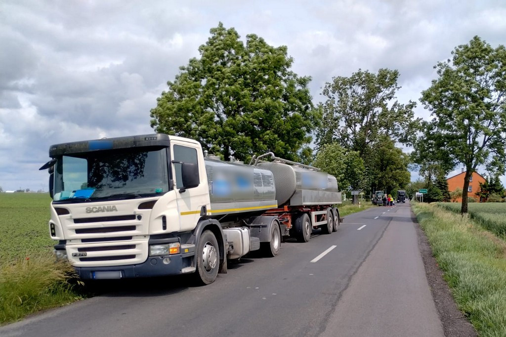 Witowo: Kolizja scanii i ciągnika z siewnikiem [ZDJĘCIA]