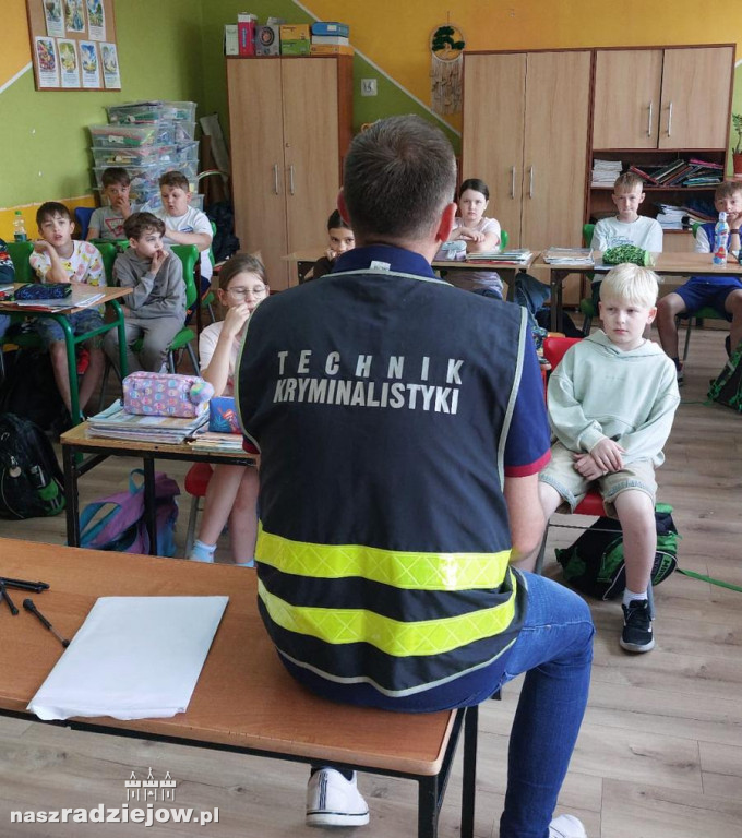 W radziejowskiej szkole o tajnikach służby technika kryminalistyki
