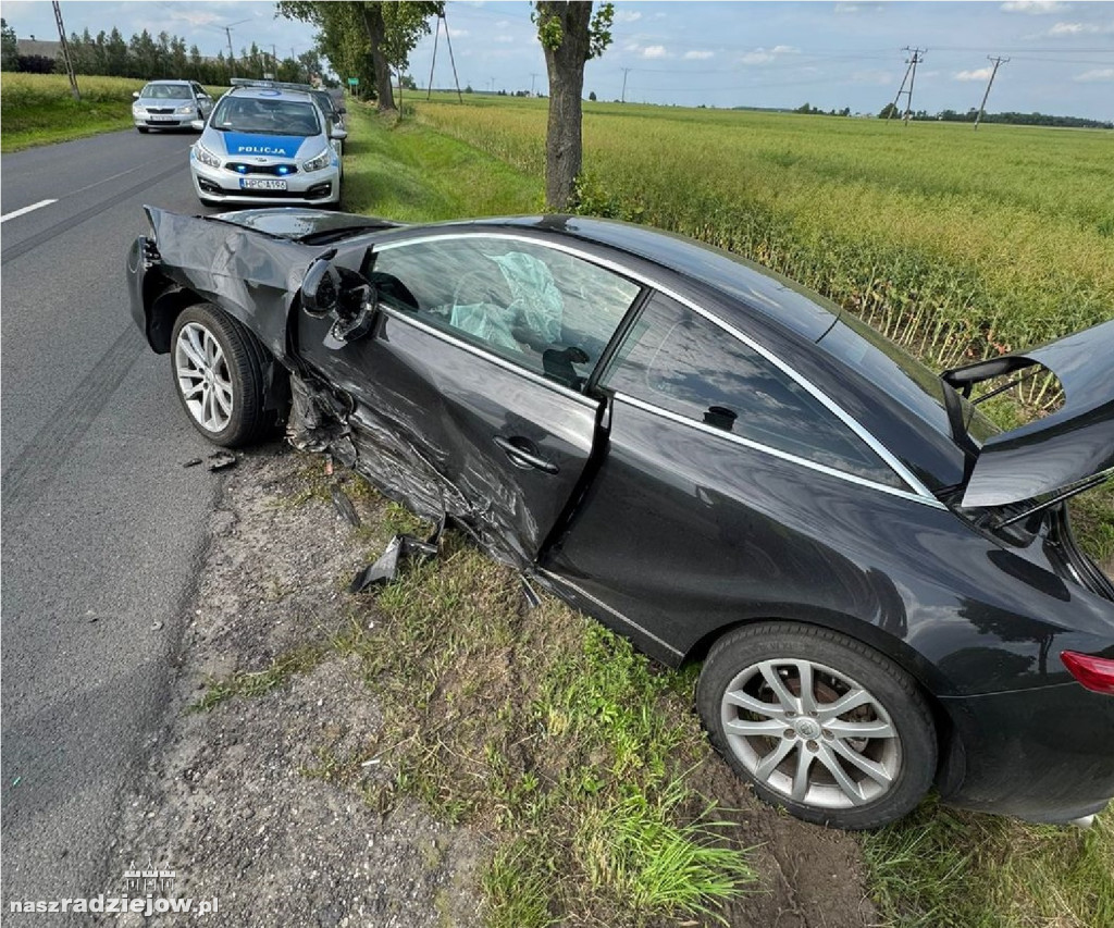 Świątniki: Audi zderzył się z renaultem i wylądował w rowie