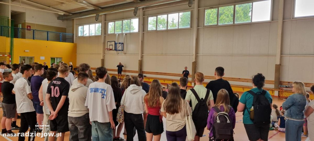 Policjantka odwiedziła uczniów w Radziejowie, Bieganowie i Topólce