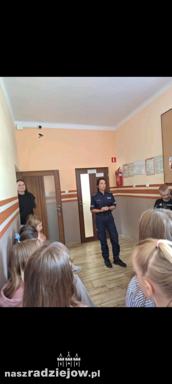 Policjantka odwiedziła uczniów w Radziejowie, Bieganowie i Topólce
