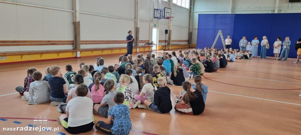 Policjantka odwiedziła uczniów w Radziejowie, Bieganowie i Topólce