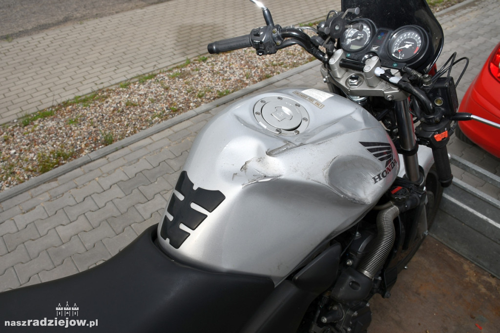 Motocyklista uderzył w tył osobówki. Tafił do szpitala