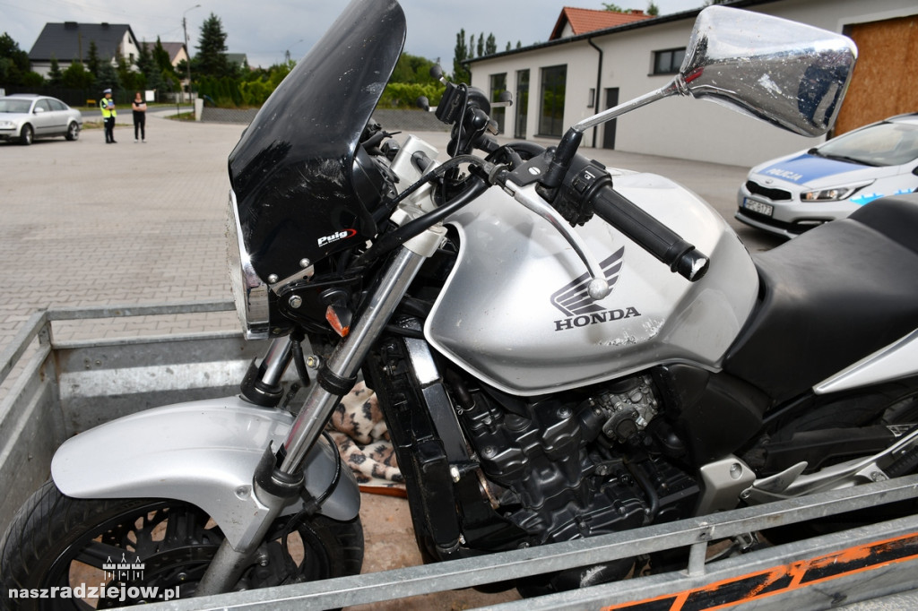 Motocyklista uderzył w tył osobówki. Tafił do szpitala