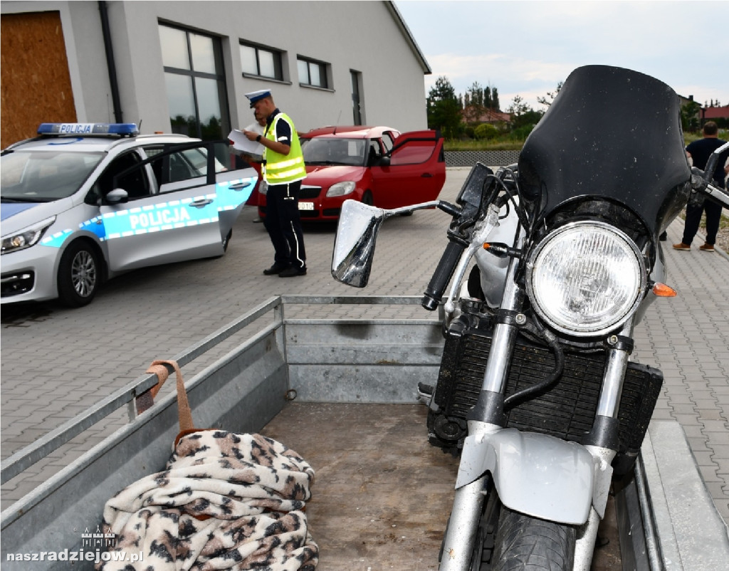 Motocyklista uderzył w tył osobówki. Tafił do szpitala