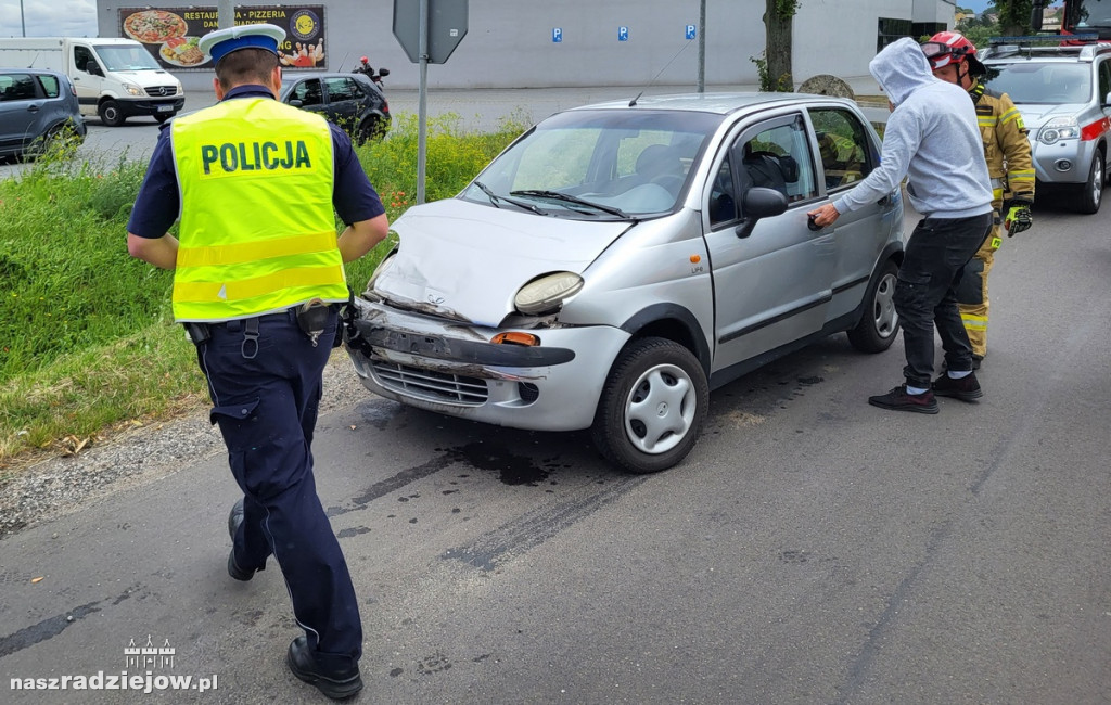 Samochód osobowy uderzył w lawetę z przyczepą