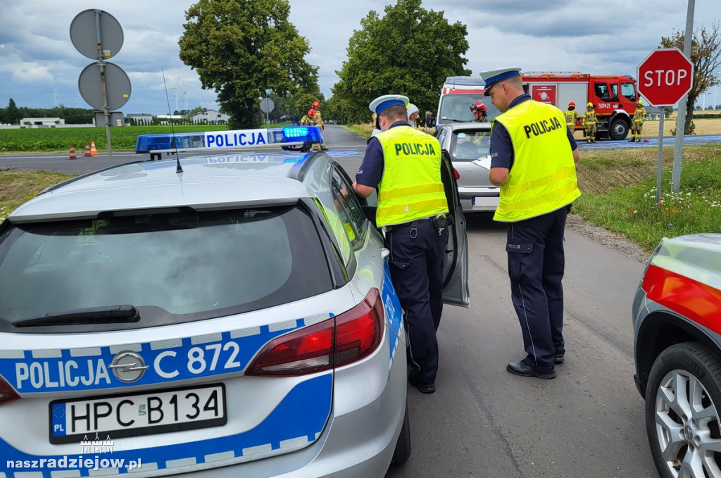 Samochód osobowy uderzył w lawetę z przyczepą
