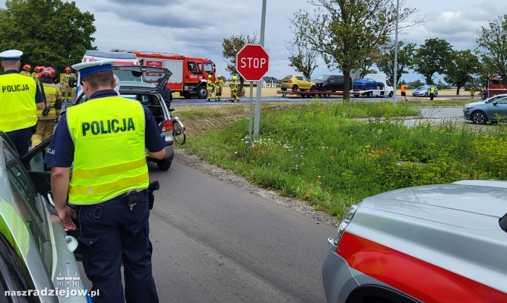 Samochód osobowy uderzył w lawetę z przyczepą