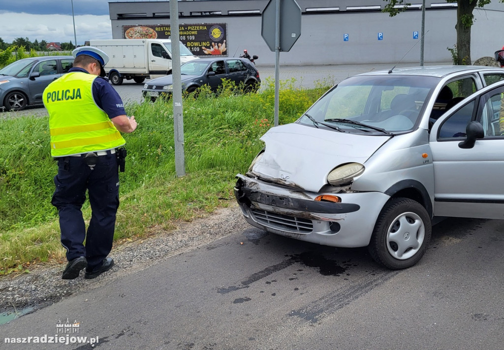 Samochód osobowy uderzył w lawetę z przyczepą