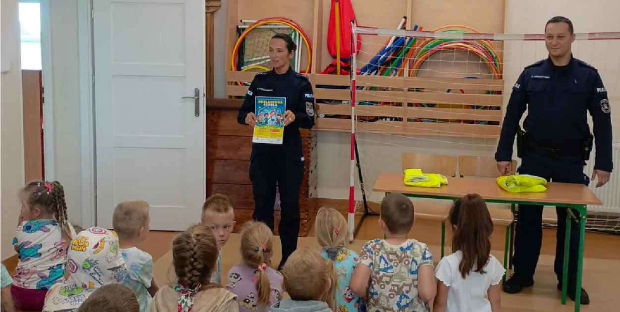Policjanci o bezpieczeństwie w drodze do szkoły