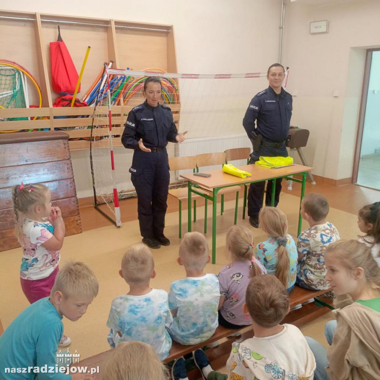 Policjanci o bezpieczeństwie w drodze do szkoły