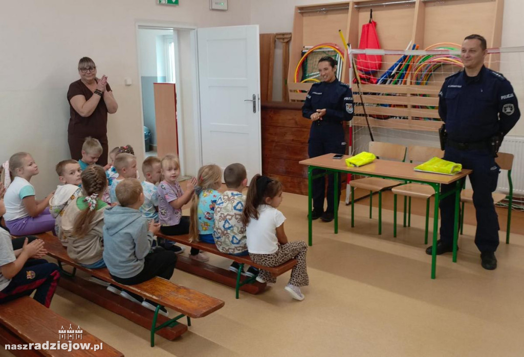 Policjanci o bezpieczeństwie w drodze do szkoły