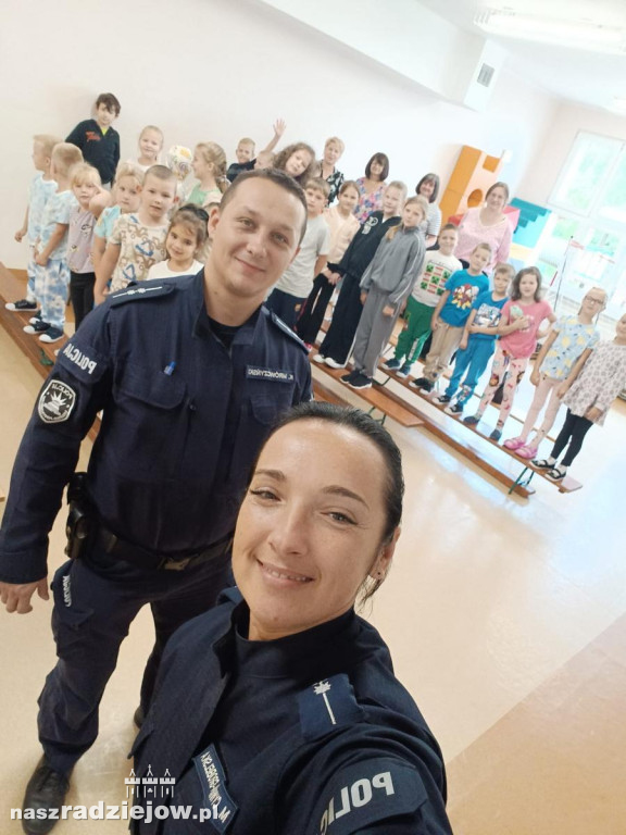 Policjanci o bezpieczeństwie w drodze do szkoły